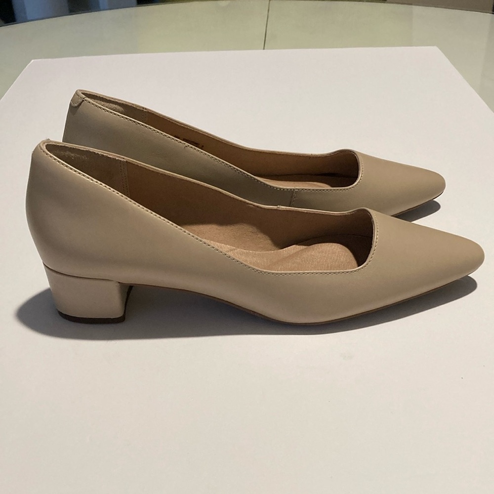 Rockport women’s leather pumps
Size 8